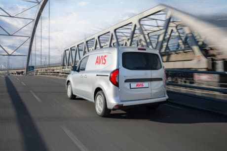 Mesačný prenájom pre firmy - požičovňa áut AVIS.