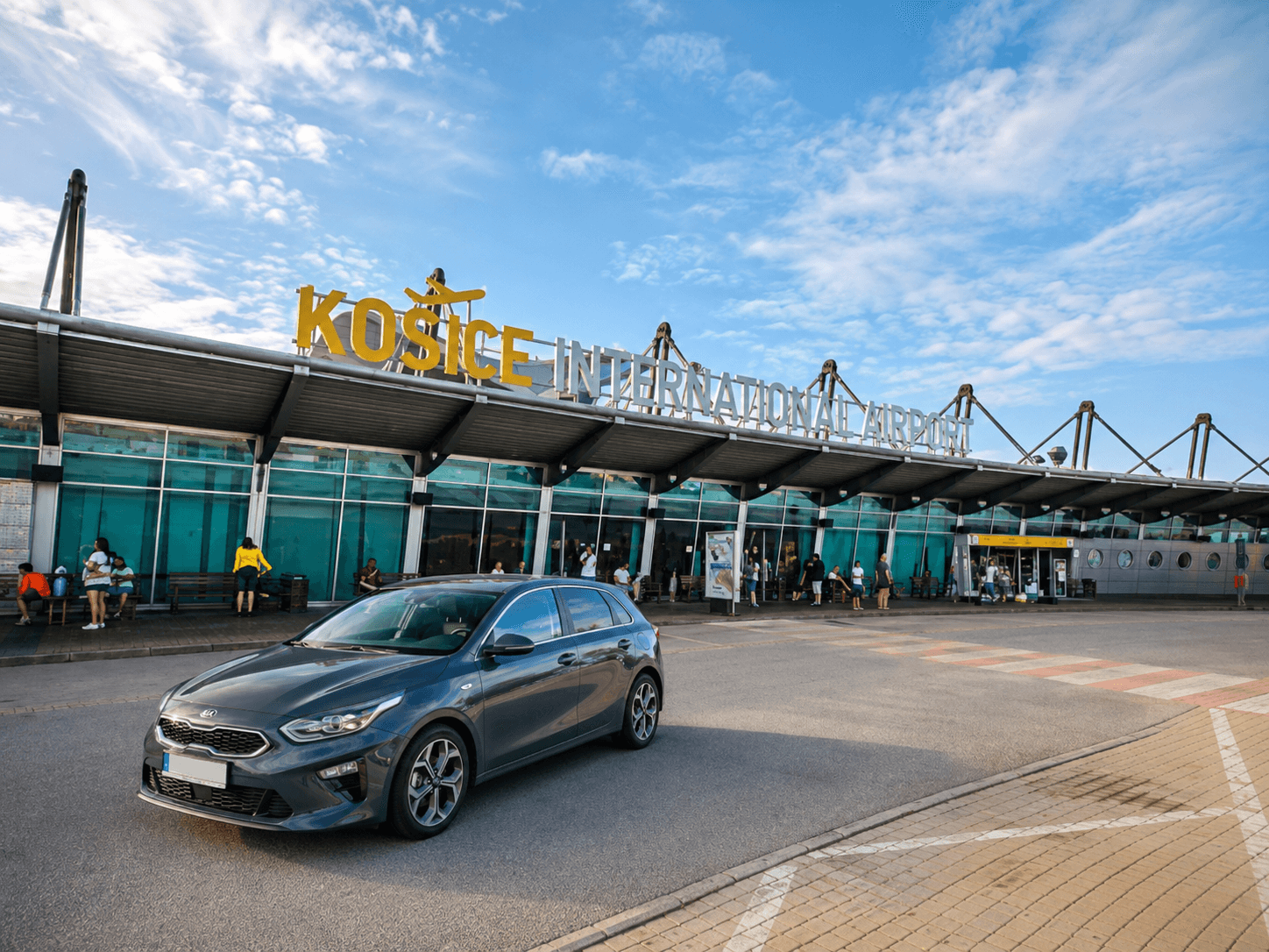 Kia Ceed pred budovou Medzinárodného letiska Košice.
