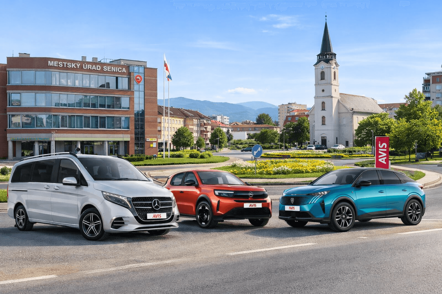 3 autá pred mestkým úradom v senici od autopozicovne AVIS