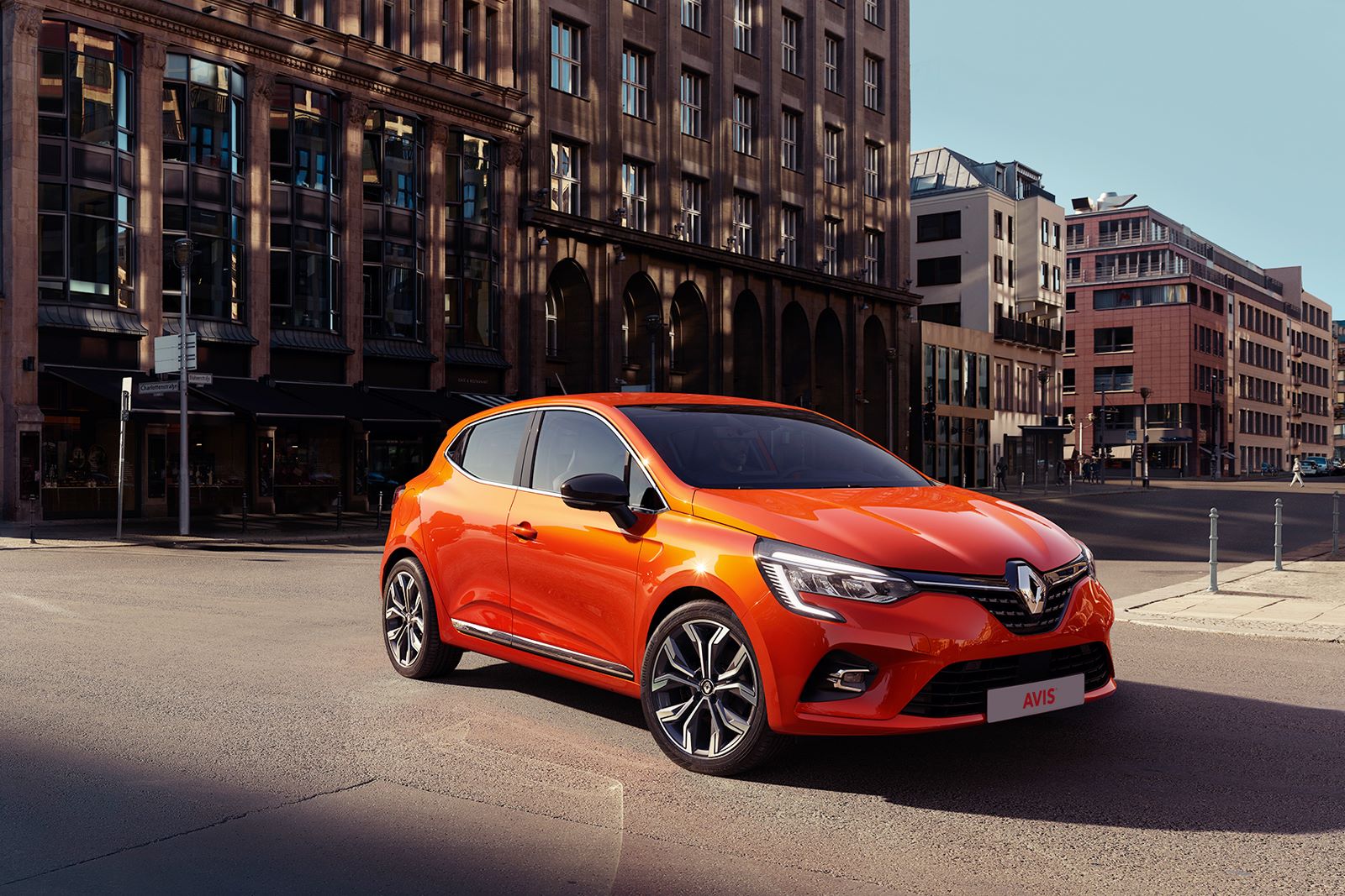 Renault clio na prenájom či leasing pri budove zaparkované na ceste
