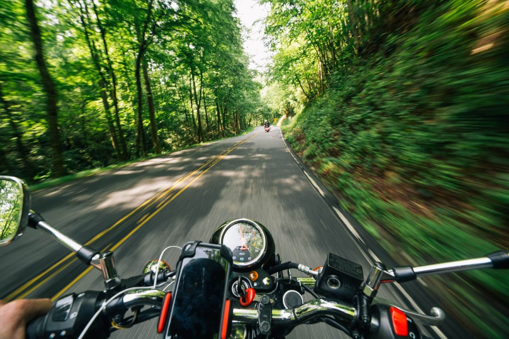 Prvý pohľad z motorky na cestu pri lese