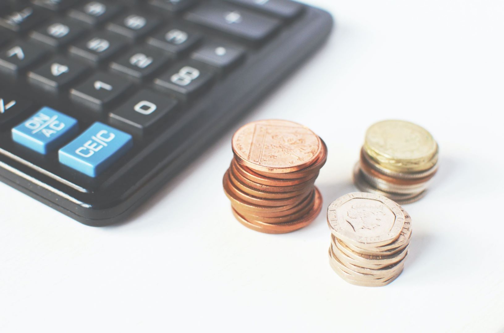 Mince a kalkulačka na stole v autopožičovni