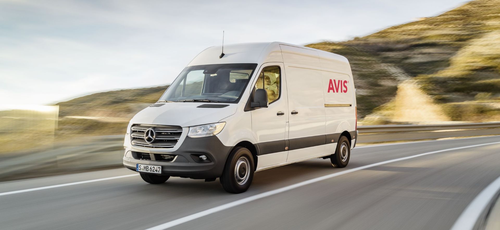 Dodávka Mercedes Sprinter na prenájom s logom autopožičovne AVIS